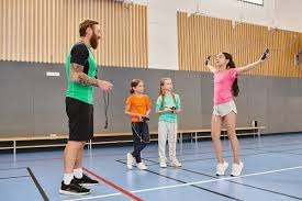 解析亚特兰大勇士队如何通过长期低价锁定核心球员实现建队稳定